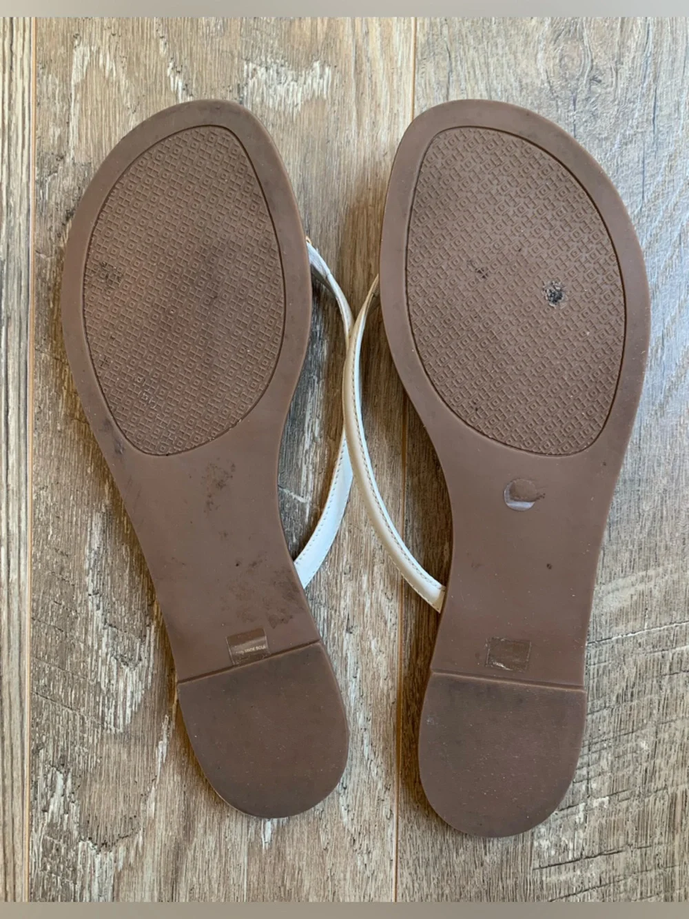 Tory Burch White Leather Thong Sandals with Gold Logo - 11 - Picture 7 of 9
